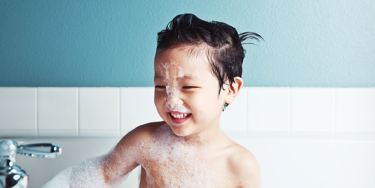 ¿Cómo hacer la hora del baño de tu bebé divertida y relajante?