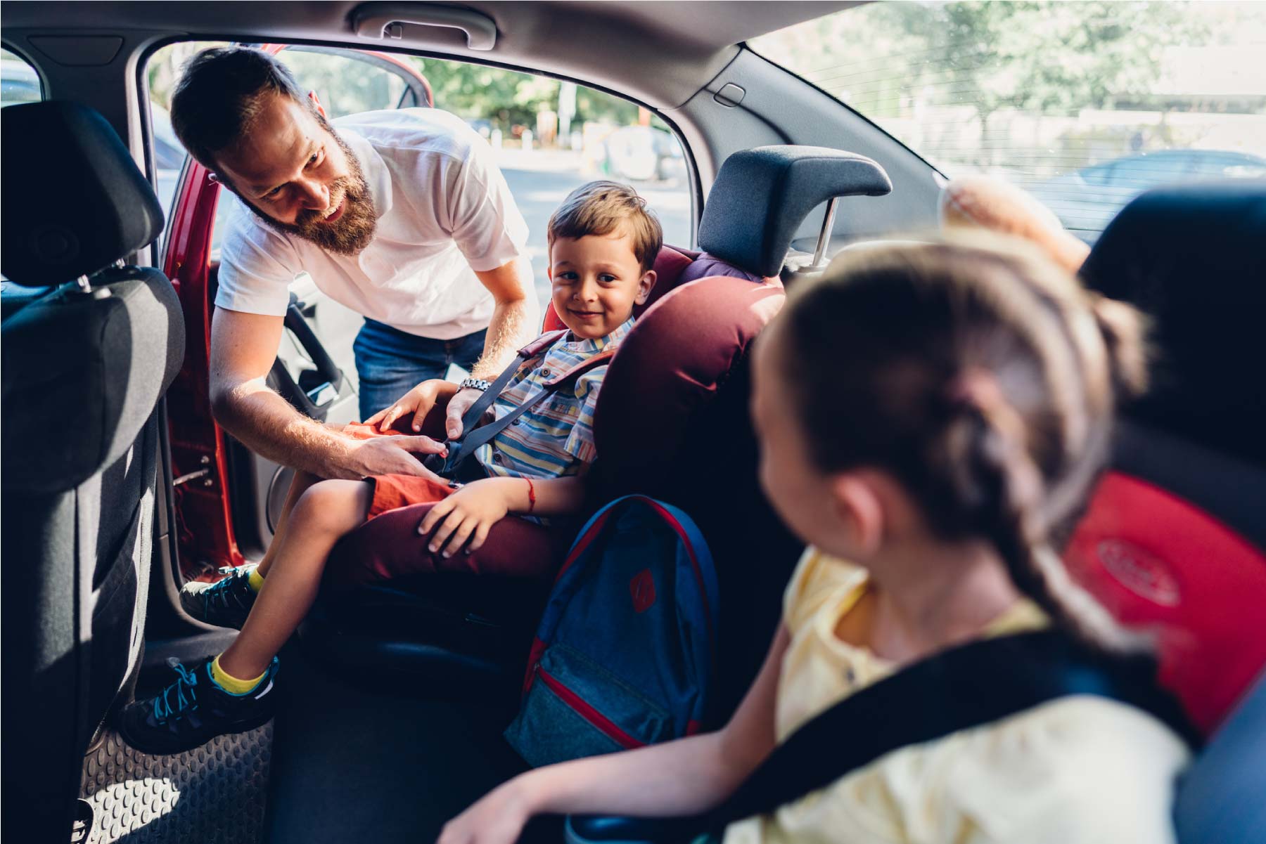 Seguridad infantil en automóviles durante los viajes y estimulación del desarrollo a través de actividades recreativas